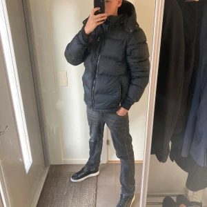 Ralp Lauren vinterjacka - Snygg Polo jacka i nytt skick Köpt på Boozt för 4599 i vintras men tänkte införskaffa mig en ny vinterjacka för denna säsongen så därför passar jag på att sälja denna. Hör av för frågor!