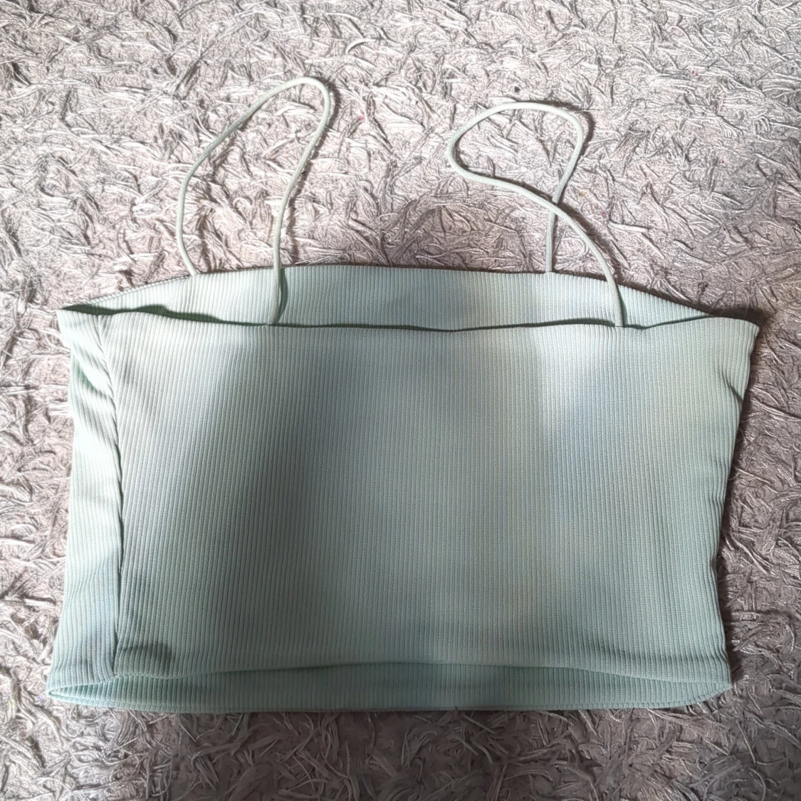 Ljusgrön ribbad topp - 1