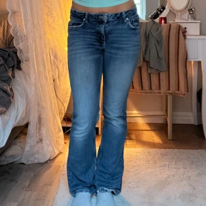 Blå jeans från Gina Tricot🤗💗 - Säker blåa Gina jeans i modellen boot då de inte kommer till användning längre! En lite fläck på ena benet längst ner som man kan se på en av bilderna. Kontakta gärna vid intresse!💗