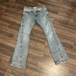 Bootcut jeans från Gina tricot - Snygga boot cut jeans från Gina tricot med boot cut och klassisk femficksdesign. Jeansen har dragkedjegylf och knapp i midjan. Färgen är ljusblå med tvättad look, perfekt för en avslappnad och trendig stil.