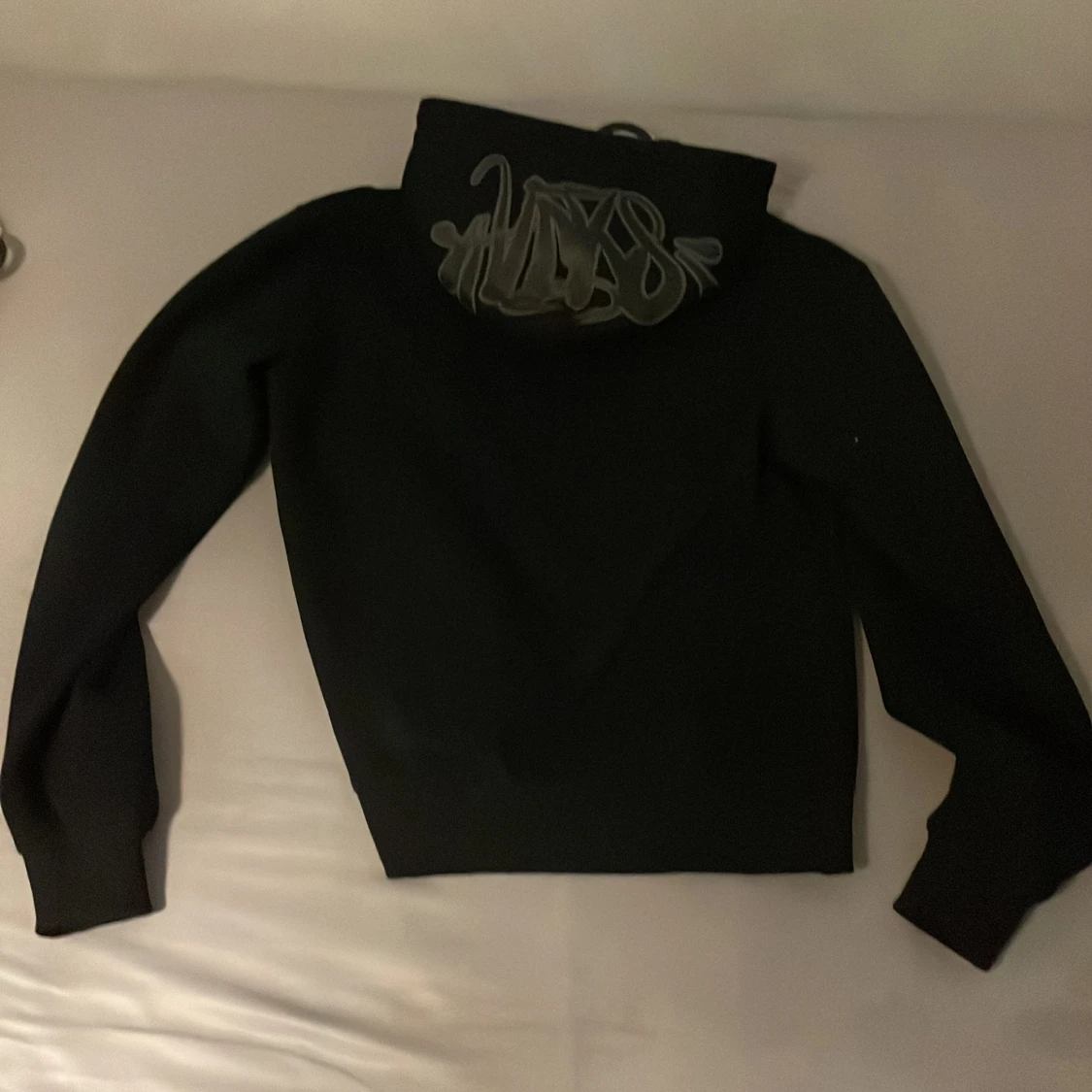 Svart hoodie från synaworld - 1