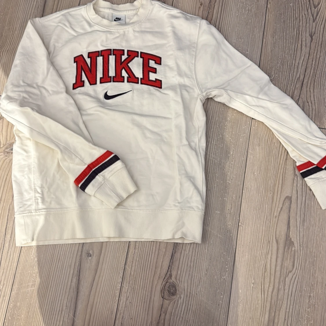 Vit Nike sweatshirt med röd logga - 1