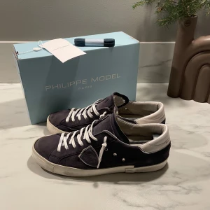 Blåa Phillipe model - phillipe models i Mocca blå som är en svår färg att få tag på. Bra skick och andvända relativt lite. Skorna är i 45 men har själv 44 och dom passar utmärkt så skulle säga de passar både 44 och 45. Bara skriva för mer frågor eller bud. Köpta för 3600kr säljes för 2449kr (FAST PRIS) allt OG följer med! 