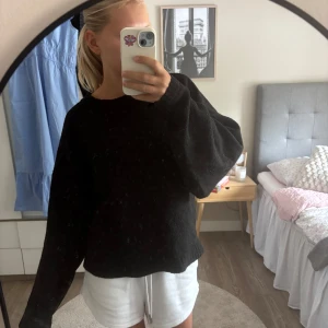 Svart stickad tröja med loose fit från Nelly - Jättefin tröja från Nelly som är lite större i storleken🖤 en stor favorit men säljer då den inte kommer till användning längre