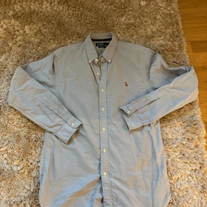 Ralph lauren skjorta - Modell| slim fit| storlek m| skick 9,5/10 som nya| pm för mer info!