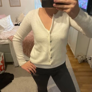 Vit kofta med knappar💕 - Säljer en mjuk och stilren vit kofta 