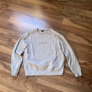 Beige sweatshirt Peaceful Heart - Säljer en beige sweatshirt från Peaceful Heart med tryckt text på bröstet. Tröjan har rund hals, långa ärmar och ribbade muddar vid ärmslut och nederkant. Perfekt för chill dagar och enkel att matcha med jeans eller joggers.