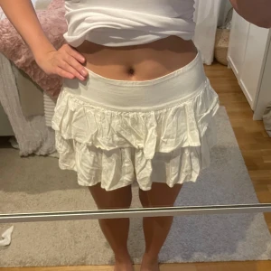 Vit volangkjol💕 - Supersöt vit kortkjol!!