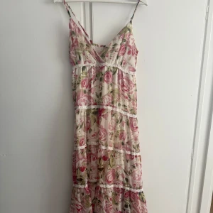 Blommig långklänning  - En superfin blommig långklänning med axelband som gör att justera.