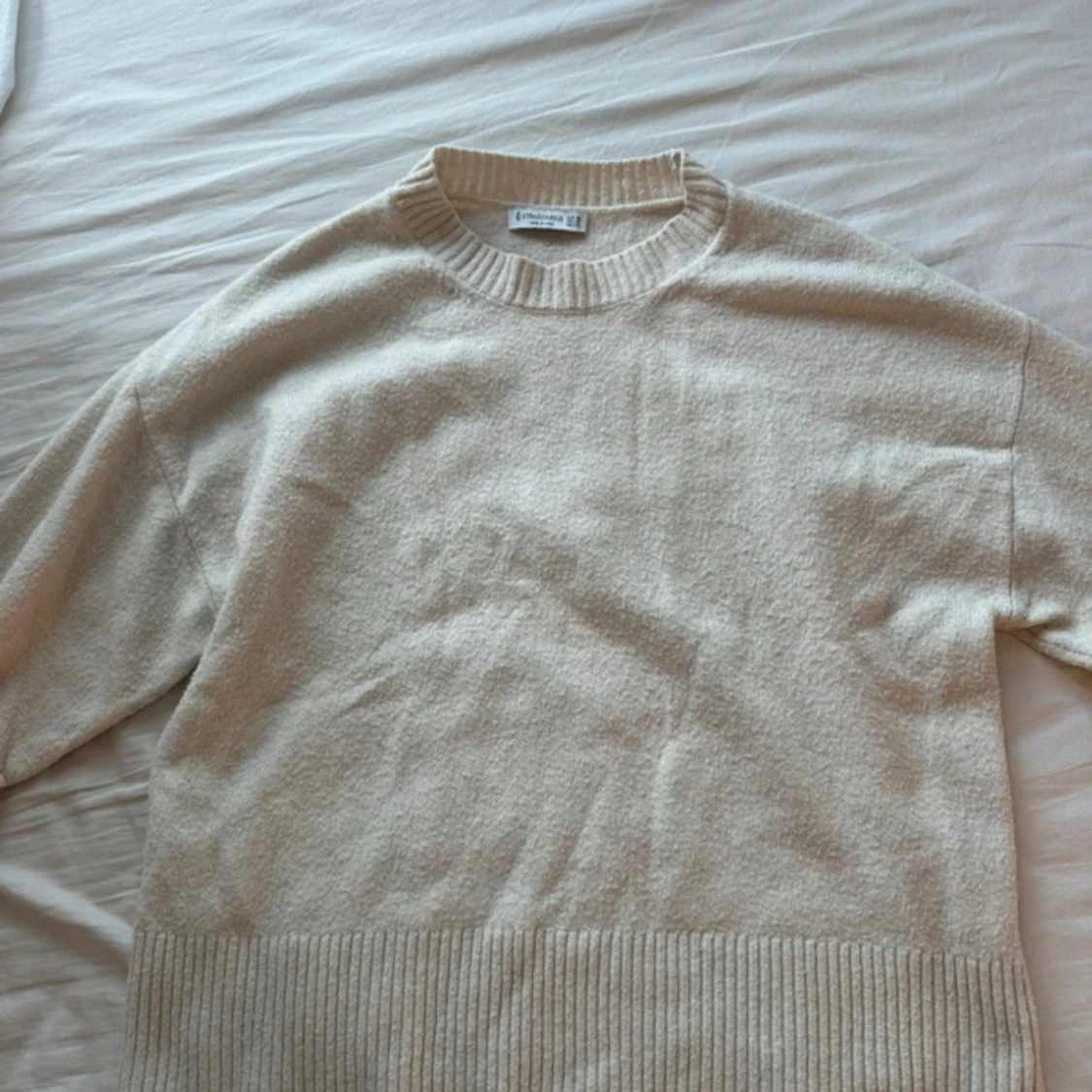Beige stickad tröja från Stradivarius