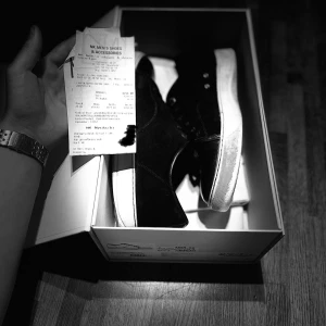 Lanvin captoe sneakers  - Säljer ett par svarta Lanvin sneakers med snygg kontrast mellan mocka och blankt skinn på tån i storlek Uk 9(43-44) Allt og från köpet 2024 ingår. Priset är självklart diskuterbart, Skorna har flera märkbara tecken på slitage men kom privat vid minsta fråga🙏,   Mvh-Sthlmsarkivet✌️