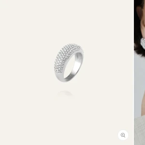 Mockberg ring glittrig - Glittrig ring från mockberg använd fåtal gånger.  En sten saknas. 