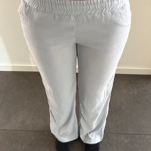 Ljusblå vida byxor - Säljer dessa ljusblå byxorna från H&M.