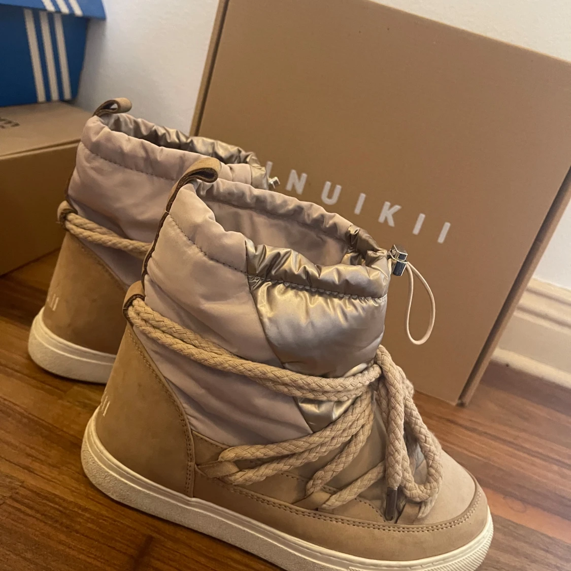 Beige Inuikii boots med snörning