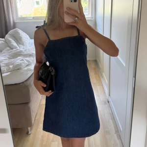 Mörkblå jeansklänning  - Säljer en snygg mörkblå jeansklänning. Sitter som XS. Prislappen sitter kvar 