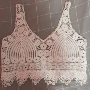 Vit spetsig croppad linnetopp - Fin topp perfekt för att ha över tillexempel en bikini på sommaren