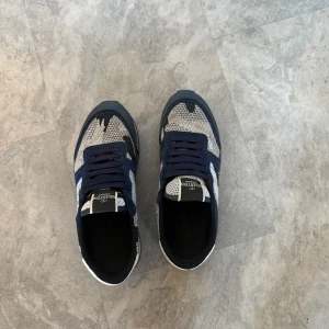 Valentino Rockrunner sneakers blå/vit - Feta rockrunners Box och dustbag ingår✌🏼 Fraktas direkt vid köp🤩