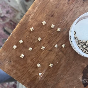 Valentino flycrew nitar - Äkta replacement nitar till valentino flycrew perfekt för dig som tappat nitar och vill höja värdet/utseendet dina flycrews🔥.                                    100kr/st billigare vid köp av fler nitar 