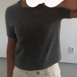 Brun stickad kortärmad tröja - Jättefin brun stickad tröja aldrig andvänd men alla lappar borta, storlek 36 jätteskönt material! LIKNAR den på första bilden