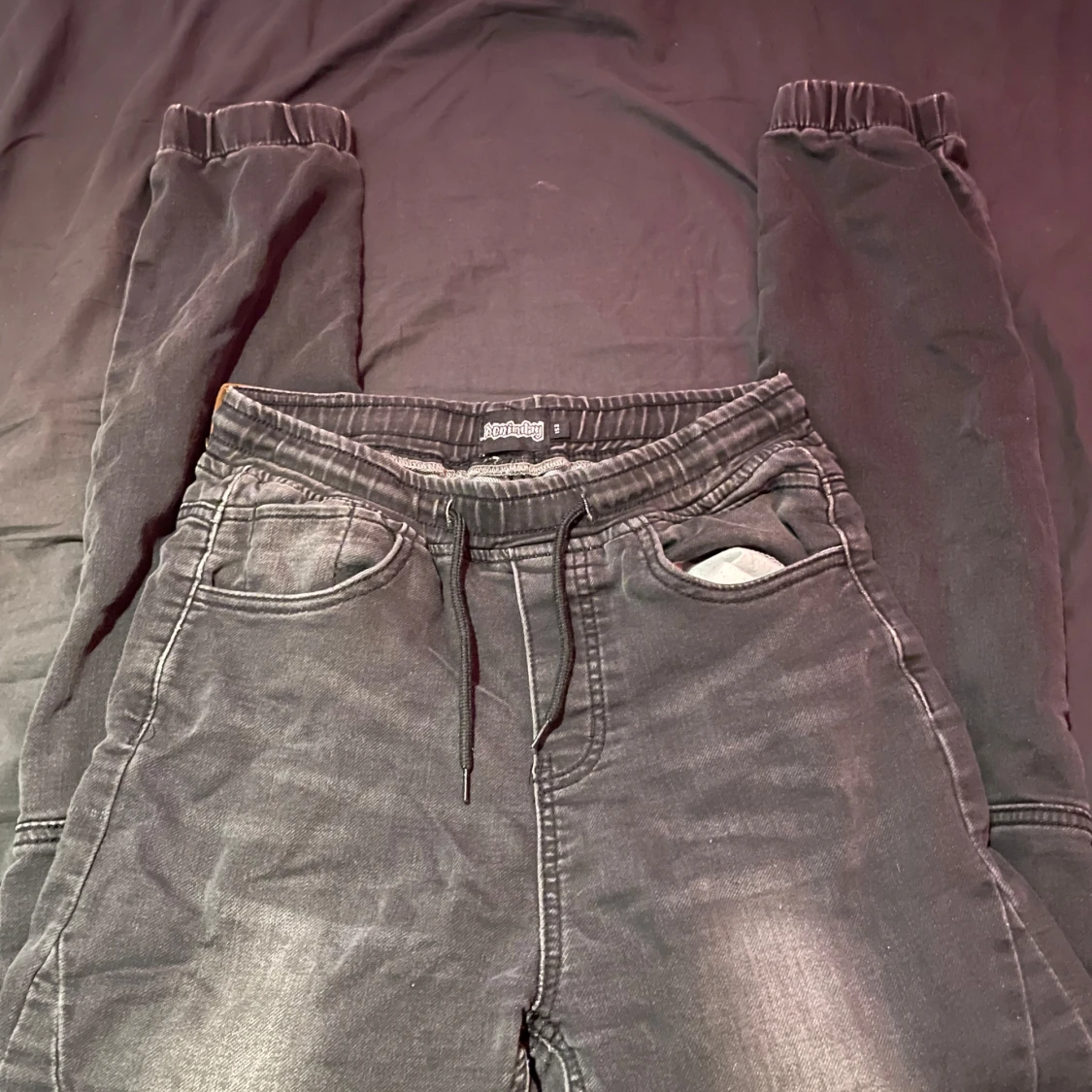 Svarta bikerinspirerade byxor Denimday