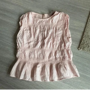 Smockad tröja  - Säljer smockad tröja från hm i storlek XS oanvänd!