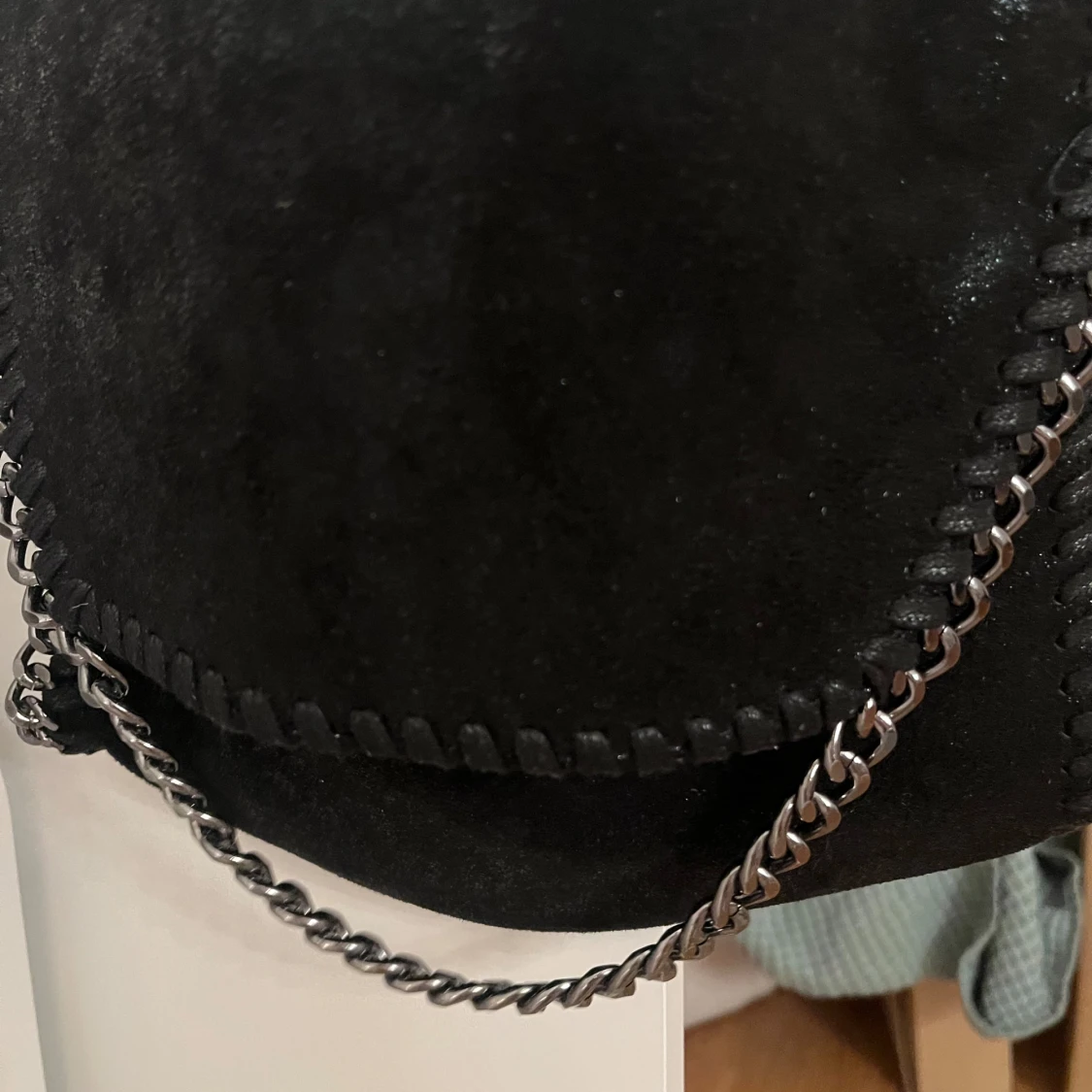 Svart axelväska med kedjedetaljer - 2