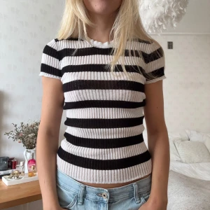 Randig topp - Supersnygg randig topp! Sitter bra på mig som brukar ha S🧡🧡