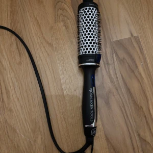 Stylingborste - Säljer en styling/värme borste från OBH NORDICA Björn Axén tools, har två lägen där ena är med värme och andra med värme+ion Använd fåtal gånger men i mycket bra skick   Nypris 846kr