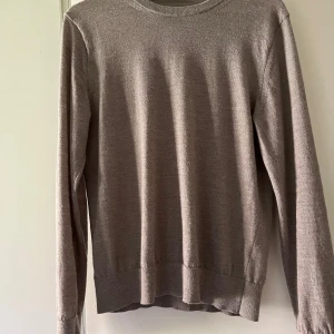 Beige sweatshirt  - Beige sweatshirt från Riley i merinoull. Storlek M men sitter som S. nypris 899. Mitt pris 349. Knappast använd.