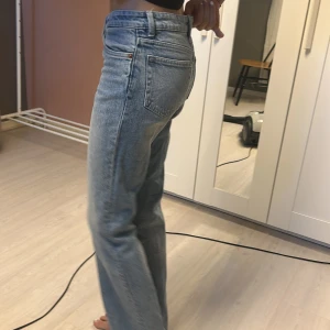 Ljusblåa MONKI jeans  - Ljusblåa jeans från monki som är tvättade en endaste gång. Storlek 24 i midjan men känns större än 24. Helt nytt skick. Köpt på ordinarie pris på 500 kr