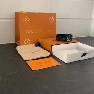 Armband b - Säljer detta armband i nyskick ,skriv till mig vid minsta fundering 😃💸båda för 899 annars kostar armbandet 750 och korthållaren 350! Har dock inte kvar ett silver kort kvar till korthållaren.Skriv till mig för mer bilder. Mvh Emil 😃