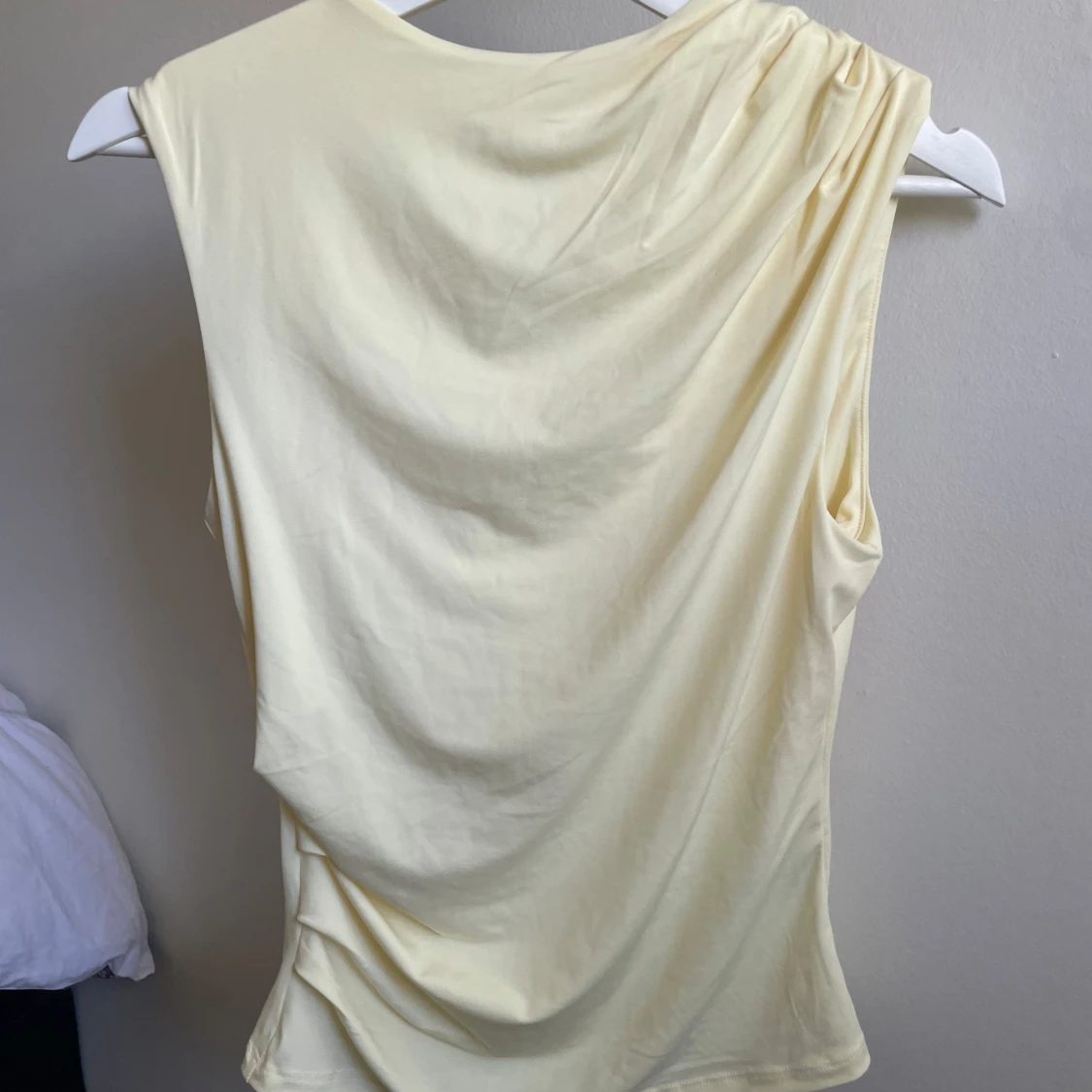 Ljusgul ärmlös topp från H&M - 1