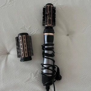 Rundborste varmluftsborste  - Säljer en varmluftsborste med två utbytbara borsthuvuden. Helt ny men testad 2 gånger! Har en till därav används den inte💕