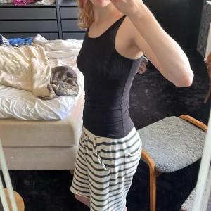 Svart linne! - Superbekvämt svart basic linne som går att använda till precis vad som helst <3 Det är barnstorlek men lite stretchigt, så jag skulle ändå säga att det passar XS/S