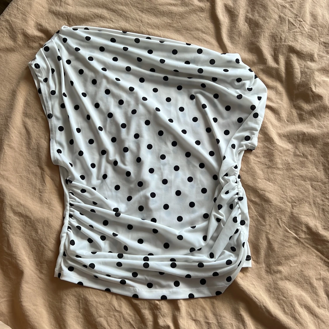 Vit prickig oneshoulder topp - 2