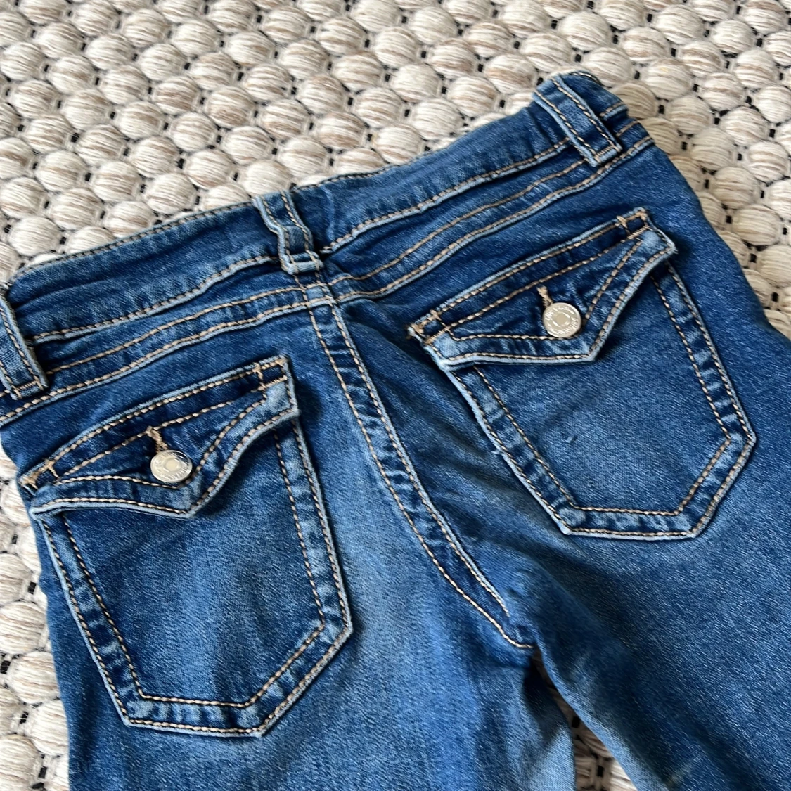 Blå bootcut jeans med fickdetaljer - 1
