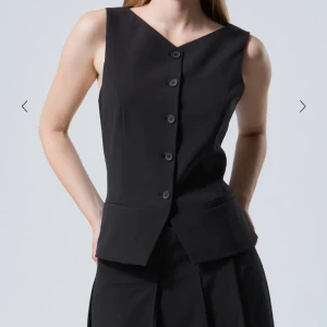 Svart väst från Weekday med knappar - Stilren svart väst från Weekday med snygg v-ringning som aldrig kommit till användning då den är för liten😊 helt nyskick 