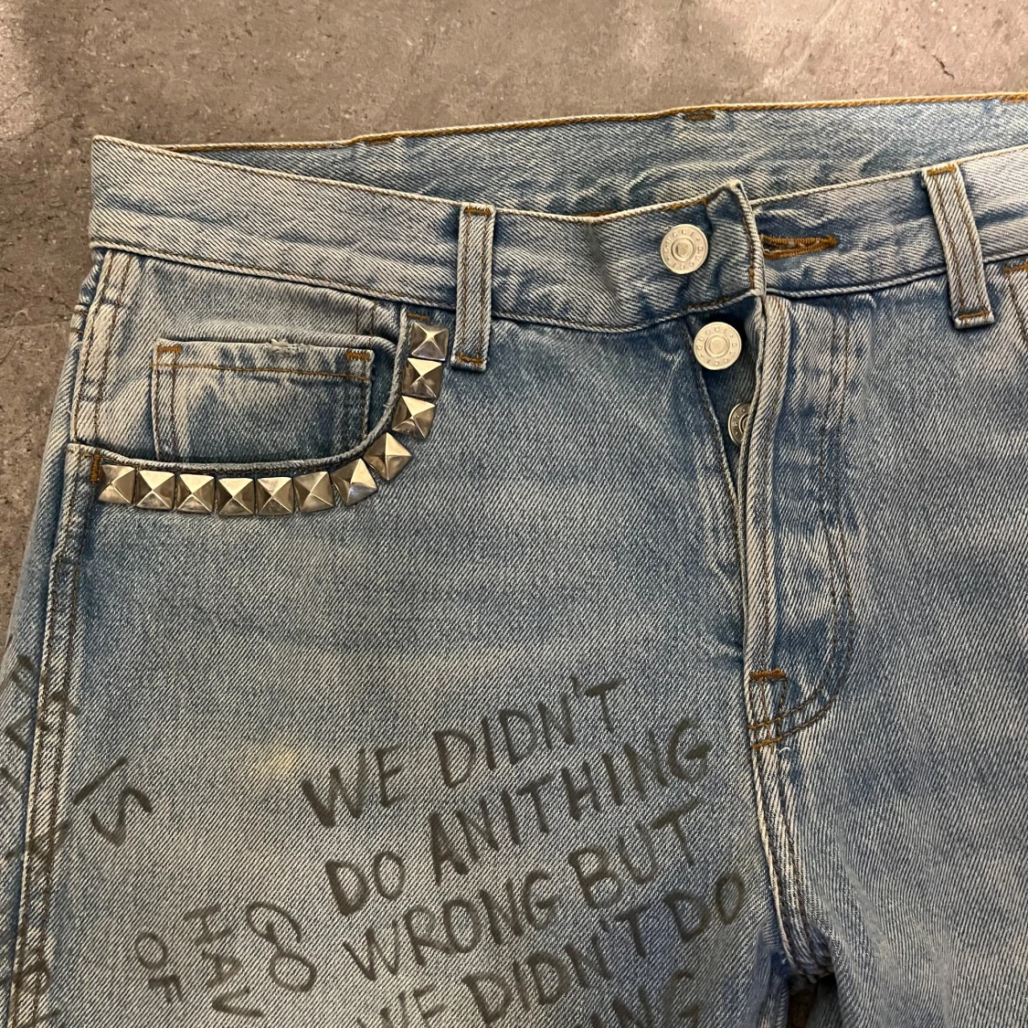 Gucci ljusblå jeans med nitar och text - 1