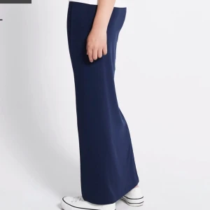 Marinblå långkjol från Lager 157  - Snygg marinblå långkjol från Lager 157  i mjukt bomullsmaterial. Kjolen har en rak och enkel siluett som sitter bekvämt i midjan. Perfekt för dig som gillar stilrena och minimalistiska plagg. Passar dig som vill ha en klassisk look med modern touch.