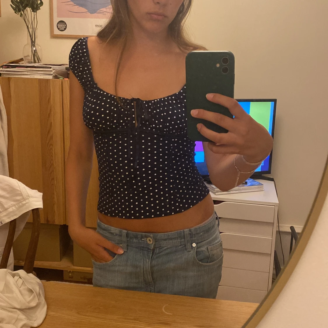 Mörkblå prickig topp med snörning