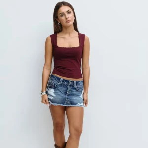 Vinröd topp som man knyter - Vinröd tight topp som man knyter i ryggen, från Ginatricot. Andvänd ett fåtal gånger och är som ny. Bara att skriva vid frågor.❣️