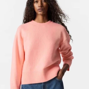 Ljusrosa/coral stickad tröja från & Other stories💓 - Superfin ljusrosa stickad tröja med rund hals och långa ärmar. Tröjan har bred ribbad mudd vid ärmslut och nederkant, vilket ger en snygg och avslappnad look. Perfekt att matcha med jeans för en chill stil.