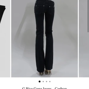 G-rise jeans - Säljer mina svarta lågmidjade G-rise jeans i storlek S och full length☺️💕 kostar 1300kr plus frakt! Slitna där nere på grund av att de är för långa😇