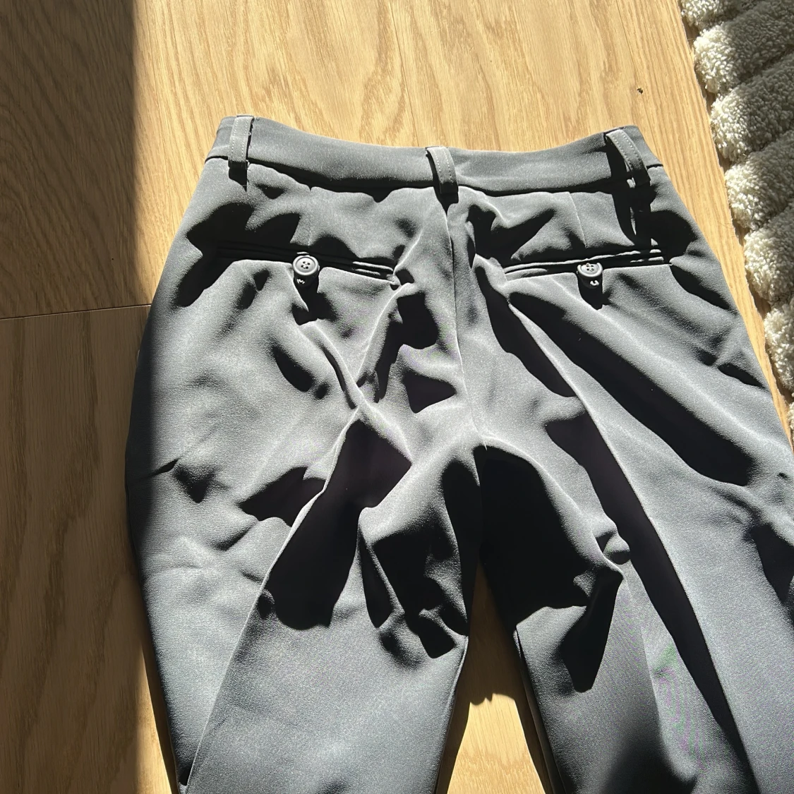 Grå kostymbyxor från designbysi  - 3