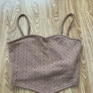 Stickad beige topp från Shein - Aldrig använd, (bara provad) då den var förstor för mig. Lappen på storleken är 12-13y, skulle garanterat säga att den är förstor för någon som är 12-13y. är pass form för 15-16y
