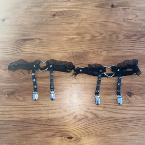 Strumphållare - Säljer dessa super söta strumphållare. Trådar förekommer och de är använda men fortfarande väldigt fina. Storlek går att justera. 💕