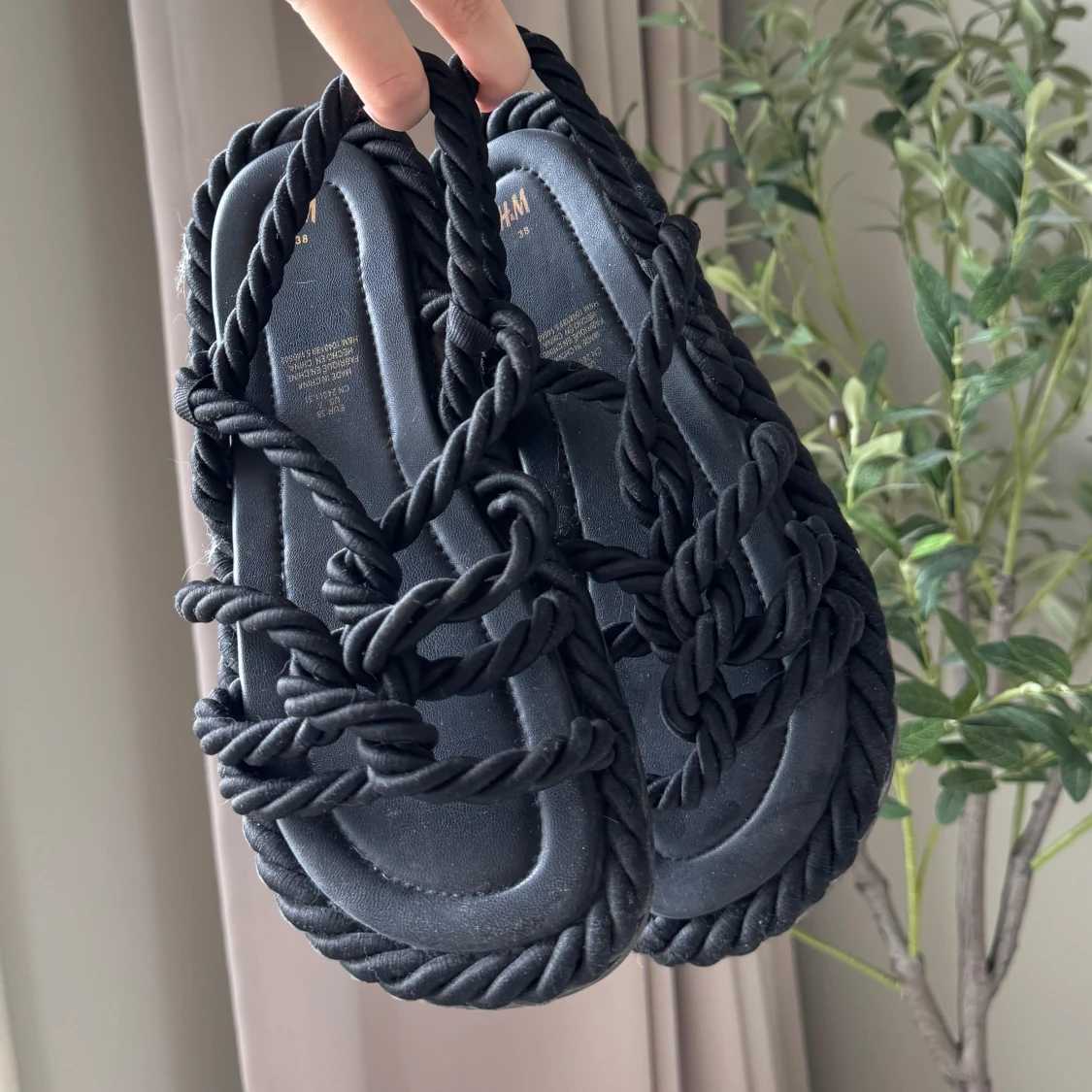 Svarta rep-sandaler från H&M