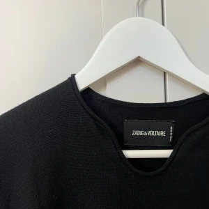 Svart långärmad tröja Zadig & Voltaire - Superfin stickad tröja från Zadig. Storlek S i 100% merinoull. Sparsamt använd, pris kan diskuteras.🩷