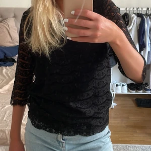Svart spetsblus  - Snygg svart spets blus💞