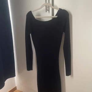 Svart långärmad klänning  - Säljer en svart, figurnära klänning🥰. Materialet är mjukt och stretchigt, perfekt för dig som gillar en slim passform och enkel stil.😊